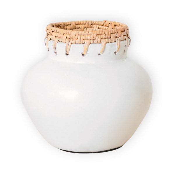 Weiße Vase – Dekovase rund – Kleine Vase für Trockenblumen – Handgefertigte Tonvase – Blumenvase aus Ton und Rattan (Ø 23 cm) TUBAN – Bild 5