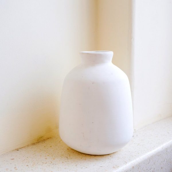 Vase weiß, kleine runde Dekovase für Trocken- oder Frischblumen, handgegossen aus Ton mit BAWA – Bild 4