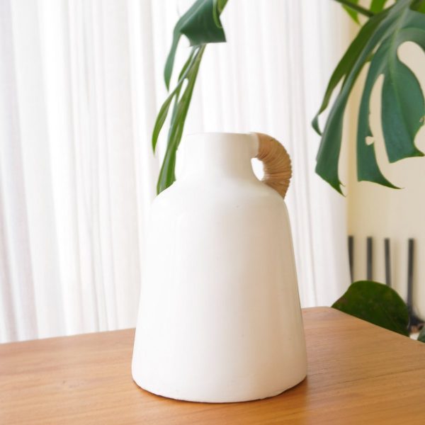Vase weiß, kleine Dekovase für Trocken- oder Frischblumen, handgegossen aus Ton mit Rattangriff SANA – Bild 2