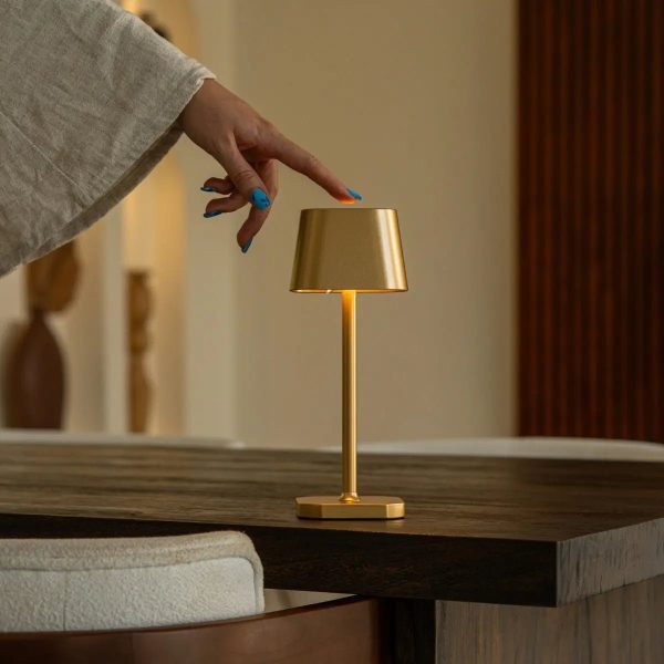 Ava Gold wiederaufladbare Tischlampe | Kabellos, dimmbar und stilvoll – Bild 20
