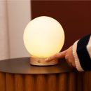 Flores hellbraune Holzlampe mit Glasbirne - wiederaufladbares und dimmbares kabelloses Licht