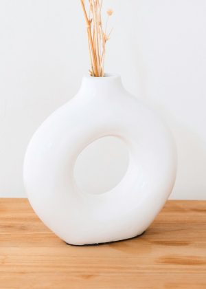 Ringförmige Vase weiß – Tonvase handgefertigt – kleine Boho-Vase – Vase für Trockenblumen – dekorative Vase für Fensterbank, Regal oder Tisch NUSA