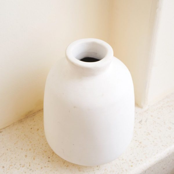 Vase weiß, kleine runde Dekovase für Trocken- oder Frischblumen, handgegossen aus Ton mit BAWA – Bild 5