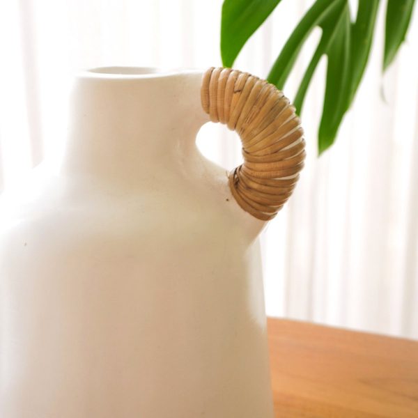 Vase weiß, kleine Dekovase für Trocken- oder Frischblumen, handgegossen aus Ton mit Rattangriff SANA – Bild 5