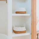 Gewebter Aufbewahrungskorb weiß – Boho Dekokorb – quadratischer Wäschekorb – Regalkorb aus Bananenfaser MAJALENGKA weiß (3 Größen)