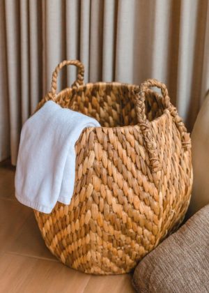 Großer Wäschekorb, Aufbewahrungskorb, dekorativer Korb, runder Korb, Wäschekorb WAYAG aus geflochtener Wasserhyazinthe mit beige-braunem Zick-Zack-Muster