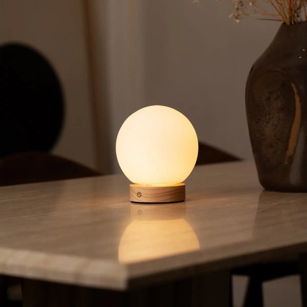 Flores hellbraune Holzlampe mit Glasbirne - wiederaufladbares und dimmbares kabelloses Licht – Bild 9