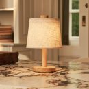 Rover Hellbraune wiederaufladbare Holzlampe | Kabellos, dimmbar mit Stoffschirm