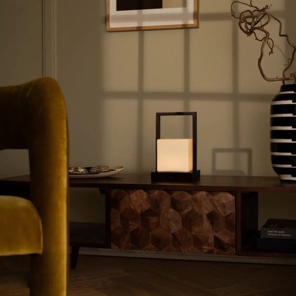 Noah dunkelbraune hölzerne wiederaufladbare Tischlampe mit Glas und Holzgriff – Bild 8