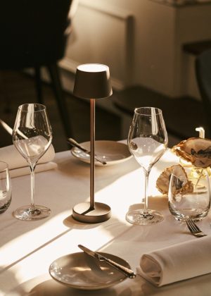 Vondel Mokka Brown wiederaufladbar und schnurloses Lampe perfekt für die Hotellerie - drahtlos wiederaufladbar über Ladestation