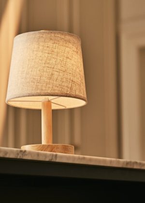 Rover Hellbraune wiederaufladbare Holzlampe | Kabellos, dimmbar mit Stoffschirm