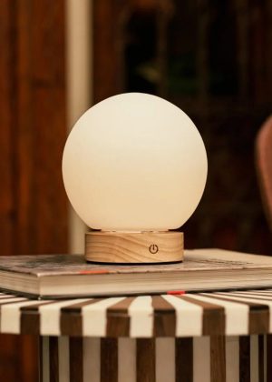 Flores hellbraune Holzlampe mit Glasbirne - wiederaufladbares und dimmbares kabelloses Licht