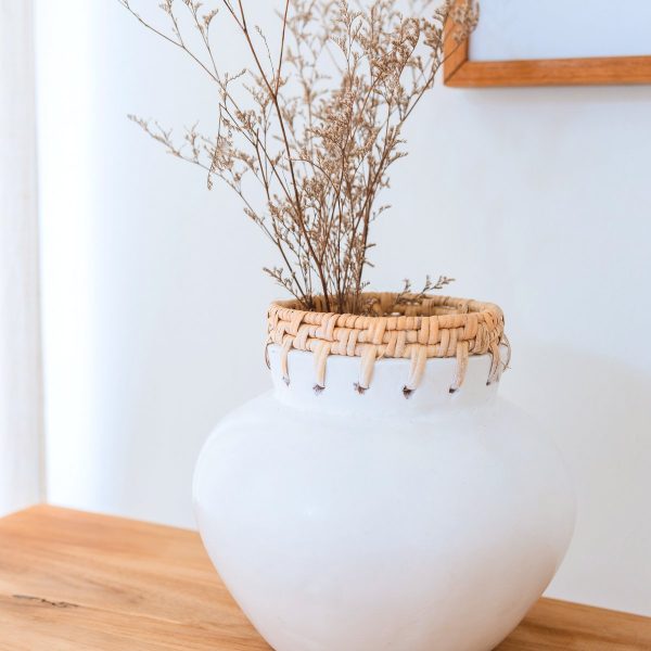 Weiße Vase – Dekovase rund – Kleine Vase für Trockenblumen – Handgefertigte Tonvase – Blumenvase aus Ton und Rattan (Ø 23 cm) TUBAN – Bild 3