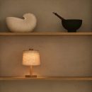 Rover Hellbraune wiederaufladbare Holzlampe | Kabellos, dimmbar mit Stoffschirm