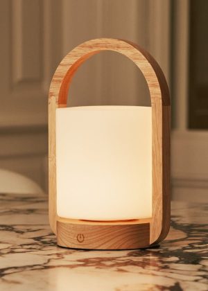George hellbraune hölzerne wiederaufladbare Lampe in Kombination mit gefrostetem Glas und einem Griff