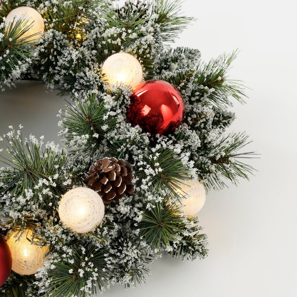 heySimeon | Kaprun Weihnachtskranz mit LED-Beleuchtung – Grün gefrostet & Rot Ø45 cm – Bild 3