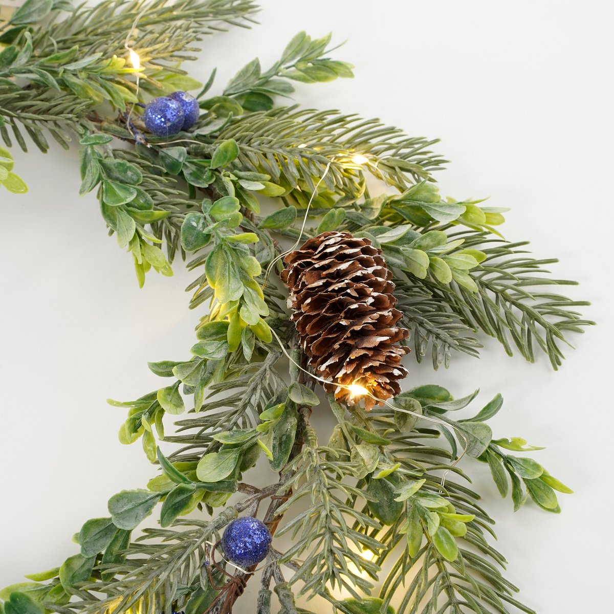 heySimeon | Waldgefrosteter Weihnachtskranz mit LED-Beleuchtung – Grün Ø42 cm – Bild 3