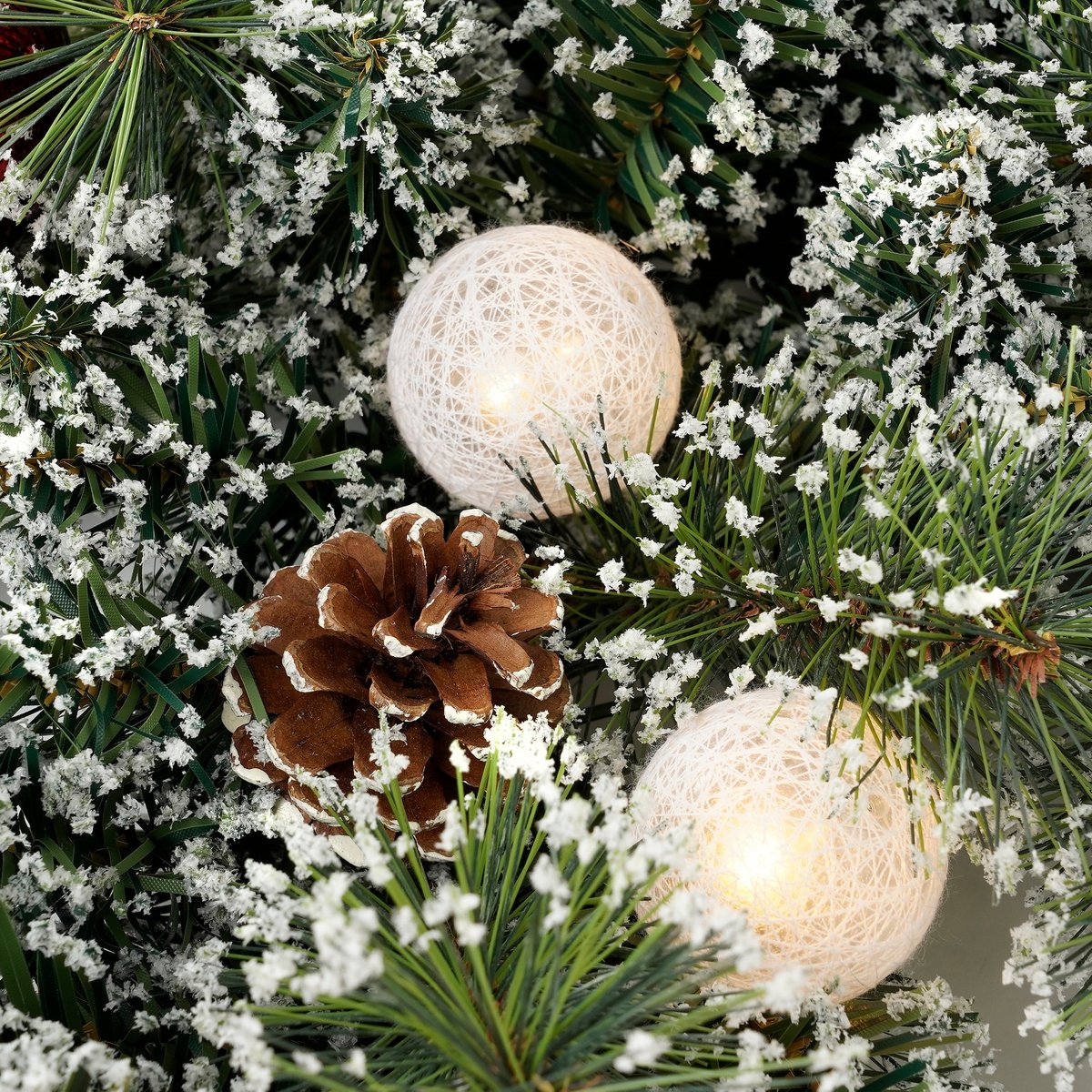 heySimeon | Kaprun Weihnachtskranz Stern mit LED-Beleuchtung – Grün gefrostet & Rot Ø60 cm – Bild 3