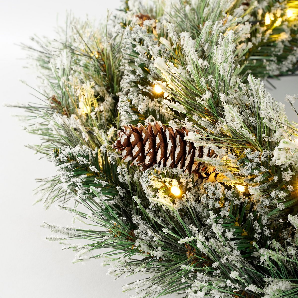 heySimeon | Vandans Weihnachtskranz mit LED-Beleuchtung – Grün gefrostet Ø60 cm – Bild 2