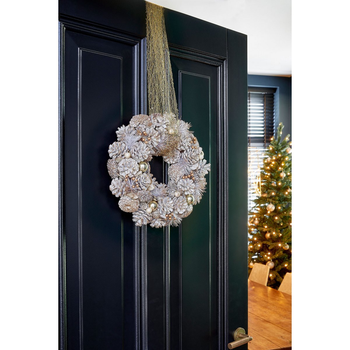 heySimeon | Hanley Weihnachtskranz mit Kiefernzapfen – Weiß Ø34 cm – Bild 5