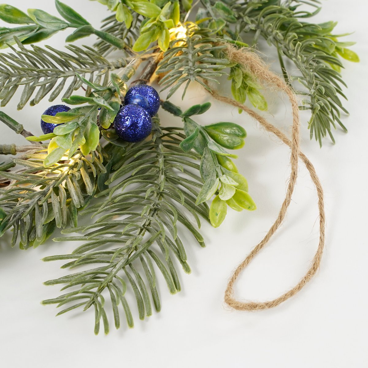 heySimeon | Waldgefrosteter Weihnachtskranz mit LED-Beleuchtung – Grün Ø42 cm – Bild 2