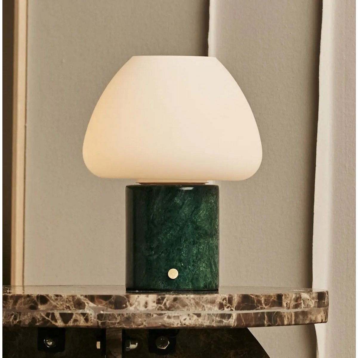 Tavellio | Designer-Tischlampe Ostade – Grüner Marmor, kabellos & dimmbar – Bild 4