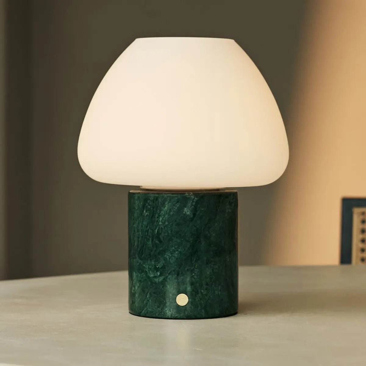 Tavellio | Designer-Tischlampe Ostade – Grüner Marmor, kabellos & dimmbar – Bild 6