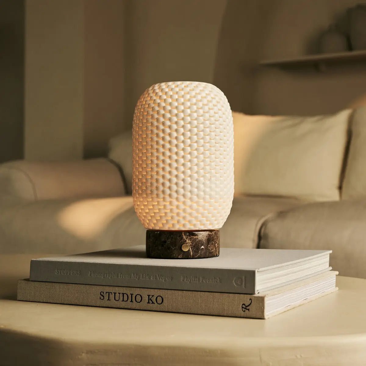 Tavellio | Designer-Tischlampe Aurora Marmor – 3D-gedrucktes Porzellan, kabellos & dimmbar – Bild 5