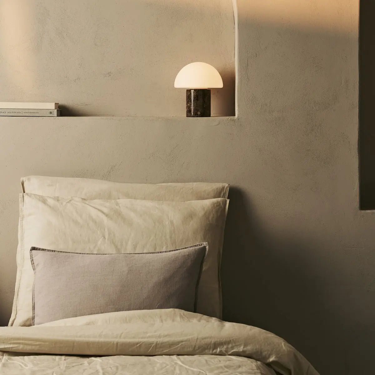 Tavellio | Designer-Tischlampe Maris Brown – brauner Marmor, kabellos & dimmbar – Bild 4