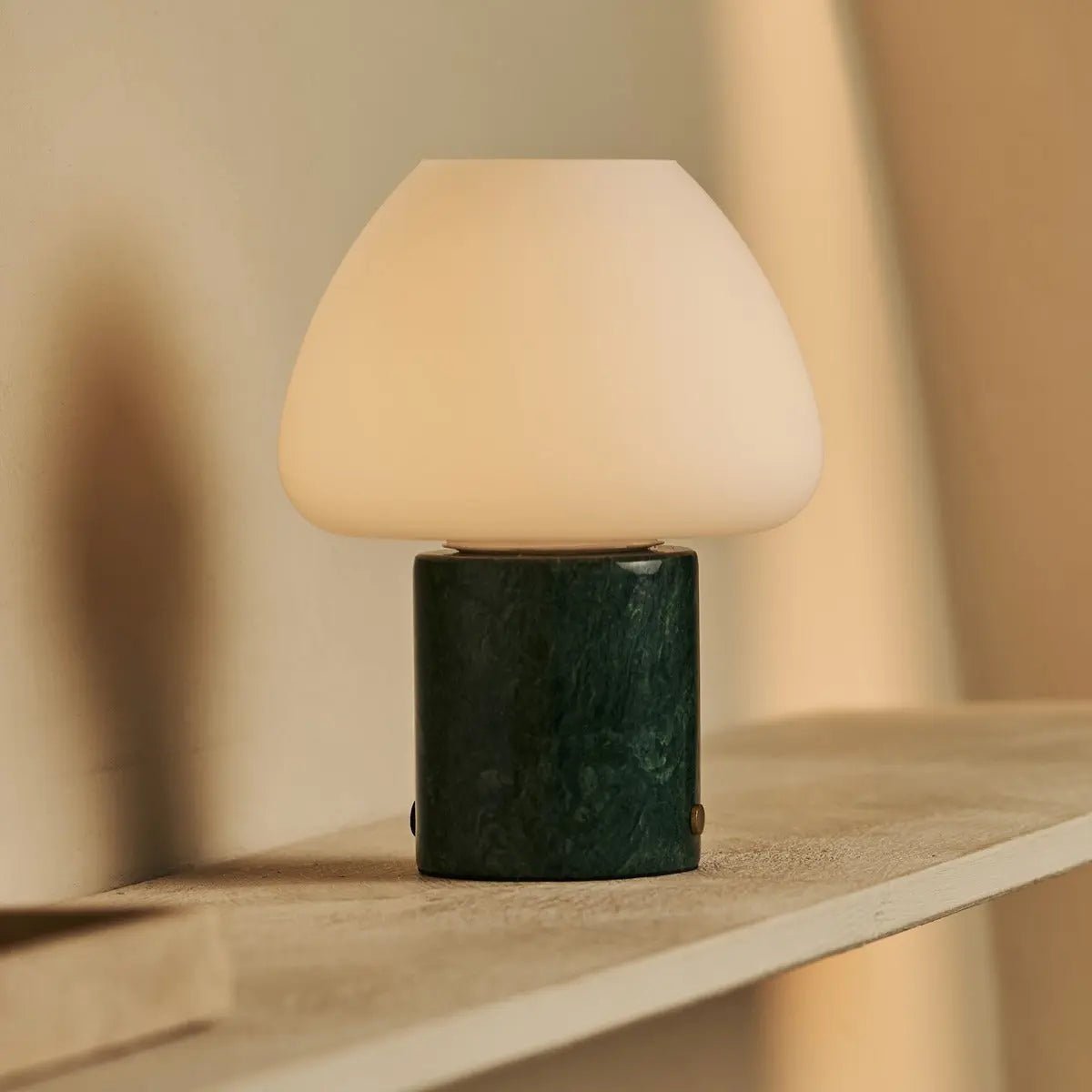 Tavellio | Designer-Tischlampe Ostade – Grüner Marmor, kabellos & dimmbar – Bild 8