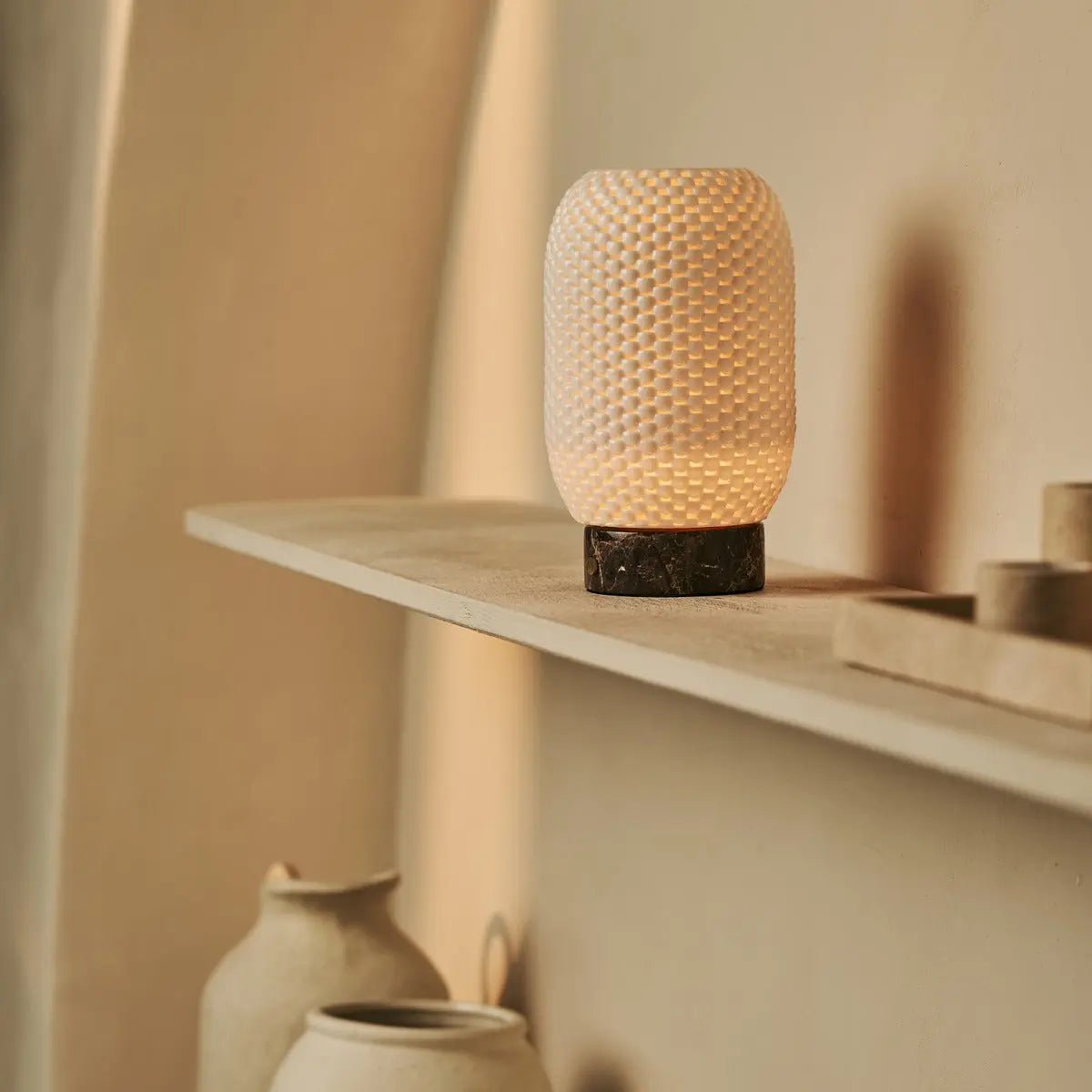 Tavellio | Designer-Tischlampe Aurora Marmor – 3D-gedrucktes Porzellan, kabellos & dimmbar – Bild 2