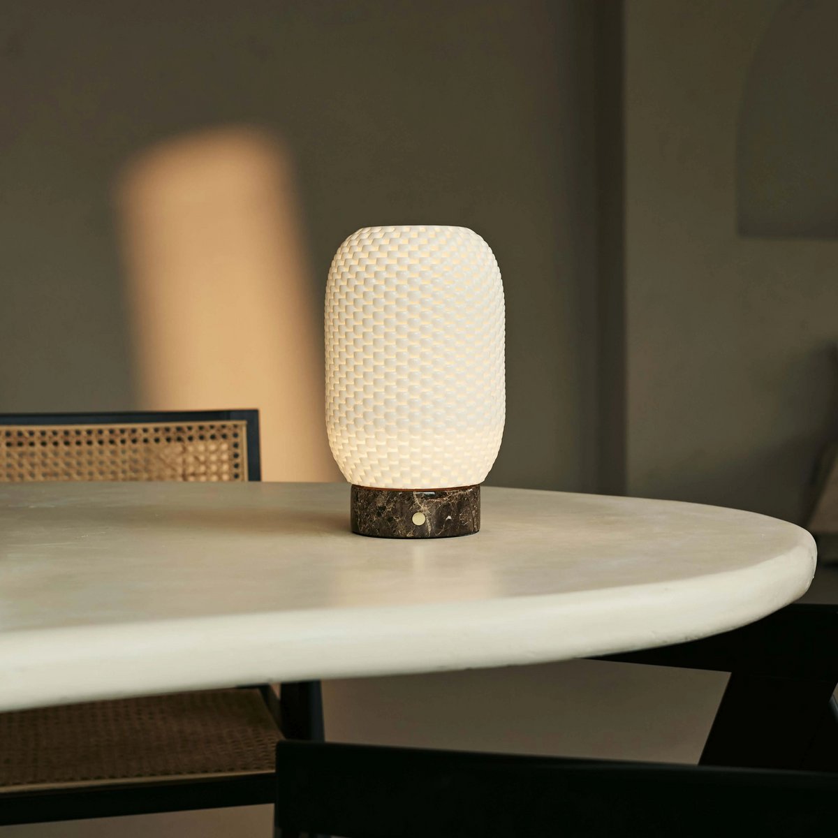 Tavellio | Designer-Tischlampe Aurora Marmor – 3D-gedrucktes Porzellan, kabellos & dimmbar – Bild 4