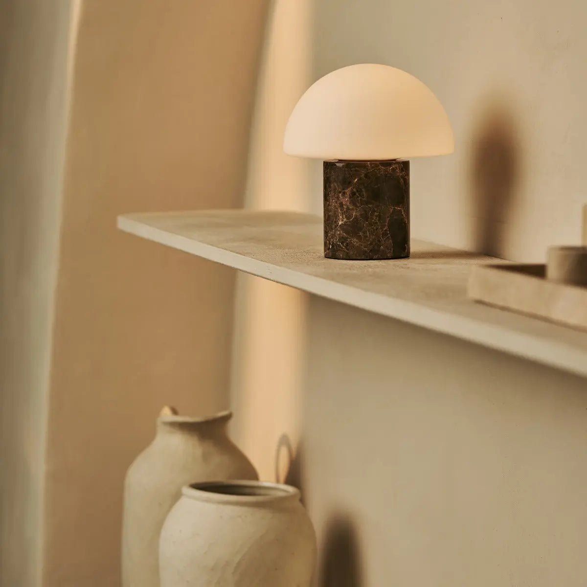 Tavellio | Designer-Tischlampe Maris Brown – brauner Marmor, kabellos & dimmbar – Bild 9
