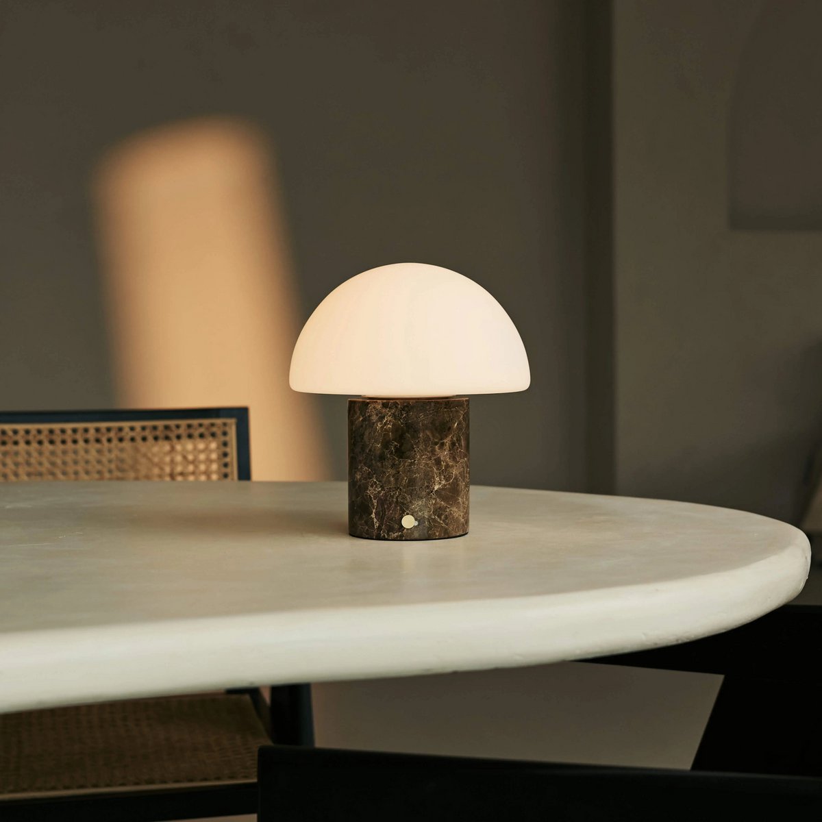 Tavellio | Designer-Tischlampe Maris Brown – brauner Marmor, kabellos & dimmbar – Bild 3