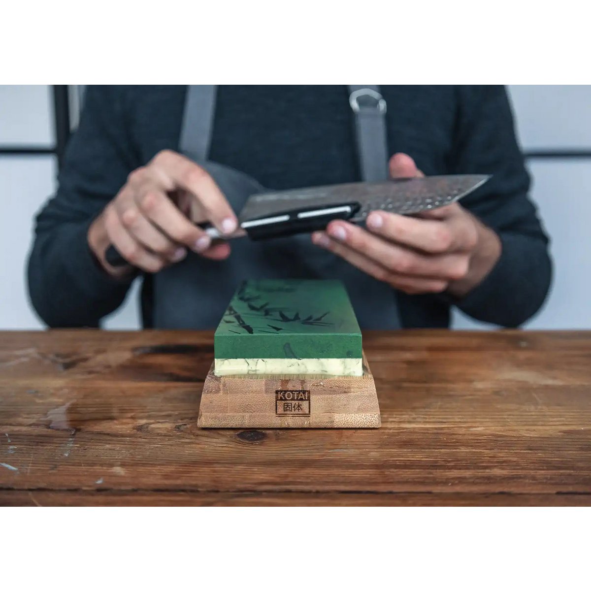 Küchenzubehör – KOTAI Schleifset mit doppelseitigem Schleifstein mit 400/1000er Körnung, rutschfester Bambusbasis, Abflachungsstein und 15-Grad-Winkelführung – Bild 4
