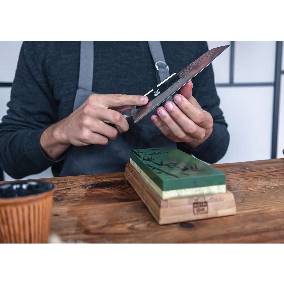 Küchenzubehör – KOTAI Schleifset mit doppelseitigem Schleifstein mit 400/1000er Körnung, rutschfester Bambusbasis, Abflachungsstein und 15-Grad-Winkelführung – Bild 3