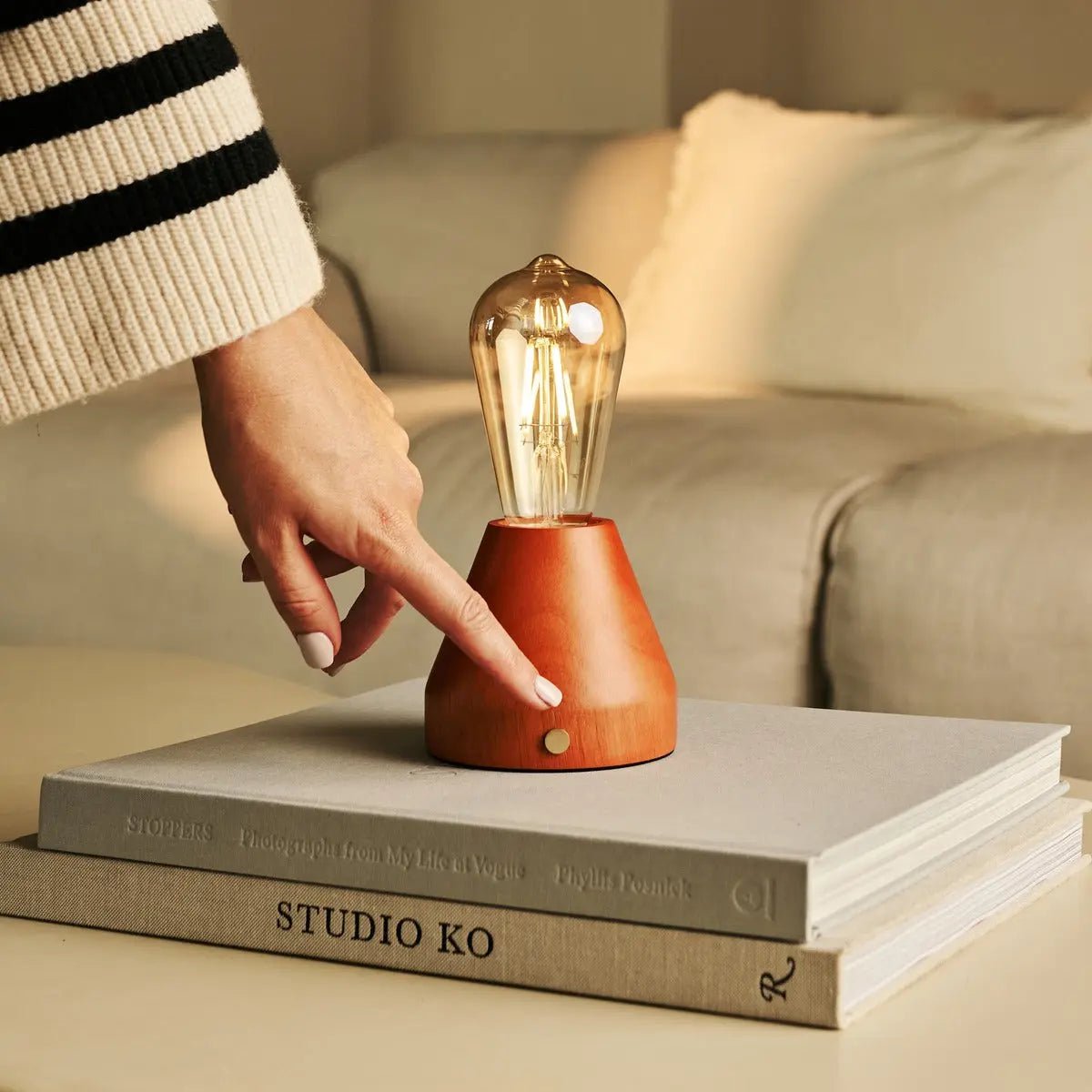 Zavi Kastanienbraune wiederaufladbare Tischlampe | LED, kabellos und 80 Stunden Akkulaufzeit – Bild 2