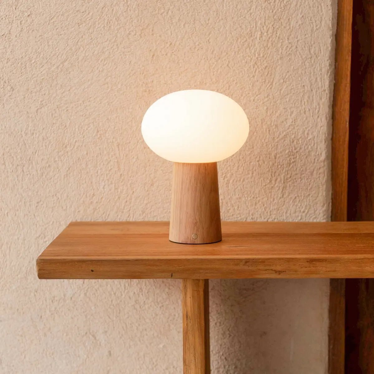 Max Hellbraune kabellose Tischlampe aus Holz | Wiederaufladbar, Glas und nachhaltiges Design – Bild 6