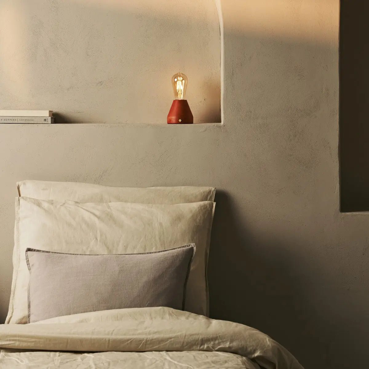 Zavi Kastanienbraune wiederaufladbare Tischlampe | LED, kabellos und 80 Stunden Akkulaufzeit – Bild 3