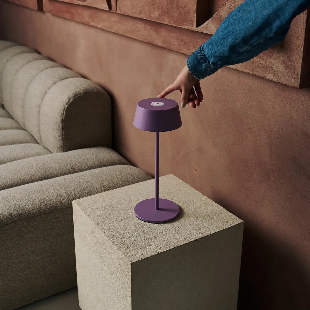 Hugo Violet Lila Wiederaufladbare Tischlampe | Stilvolle, dimmbare Lampe und kabellos – Bild 12