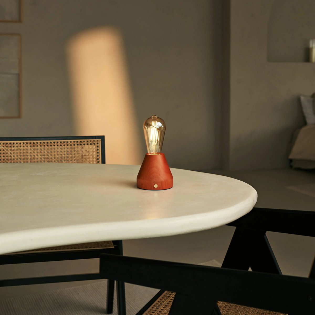 Zavi Kastanienbraune wiederaufladbare Tischlampe | LED, kabellos und 80 Stunden Akkulaufzeit – Bild 4